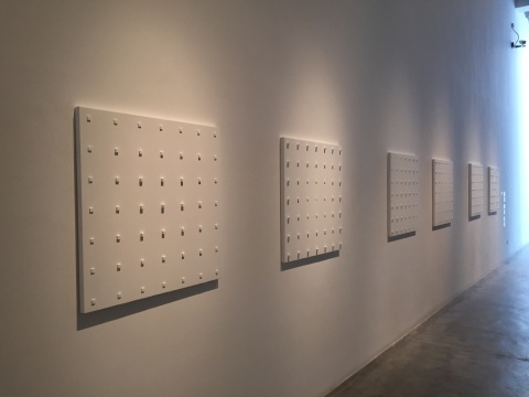 六幅白色作品，洪绍裴认为白色会更容易观察出画面上小方块的光影
