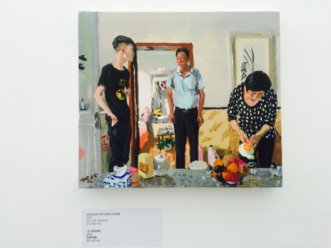  

《小军回家》，左一为刘小东在鄂尔多斯认识的年轻艺术家，此为刘小东做客他家中
