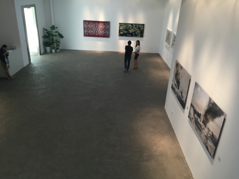 展览现场，画廊空间在后部搭建了二楼的夹层
