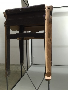 ​《把一个凳子雕到塑料凳子的厚度》60×40×40cm  木  2011
