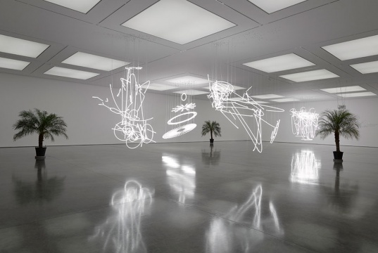 ​Cerith Wyn Evans  《Neon Forms (after Noh I) 》 353 x 302 x 212 cm  White neon   © Cerith Wyn Evans. Photo © White Cube (George Darrell)
