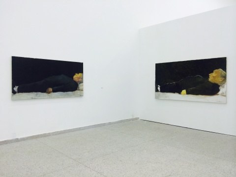 张恩利作品现场，（右）张恩利《母亲的画像》130cm×240cm 布面油画 2004／（左）张恩利《像标本一样去世的母亲》104cm×198cm 布面油画2004
