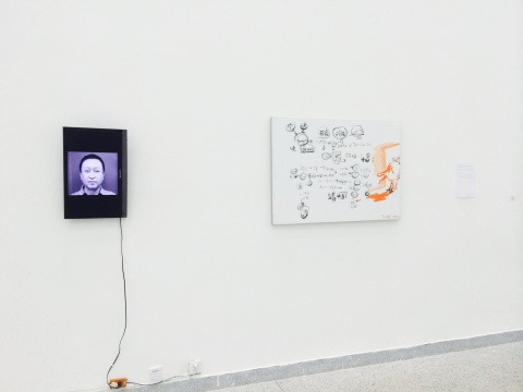 谢南星作品《某人肖像》现场，80×110cm 布面油画、录像 2015
