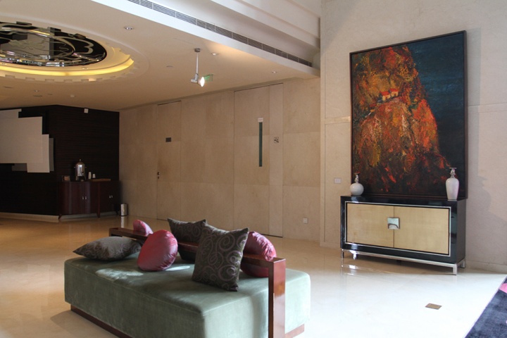 尹朝阳2011年创作的《半山斜阳》在酒店大堂呈现
