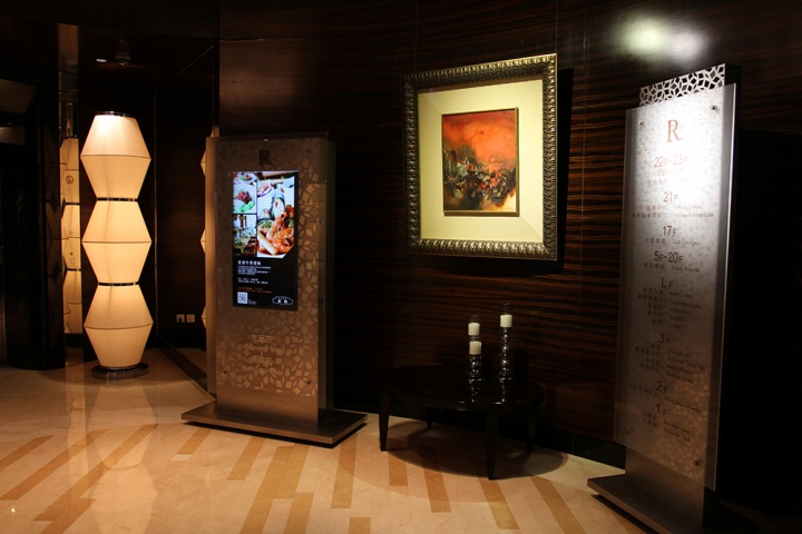 酒店一楼电梯入口处陈列的是朱德群的画作
