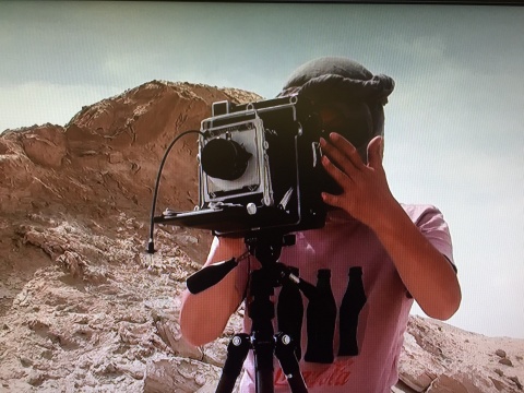 创作《何时离去》的影像资料，骆丹在西北荒漠
