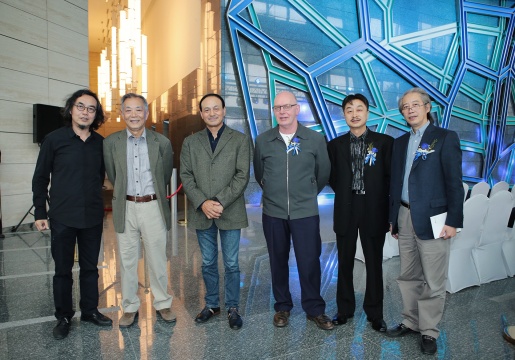 从左至右为：隋建国、陈谋莘、融科智地副总裁王翔、Richard Deacon、谷云瑞、孙宗列
