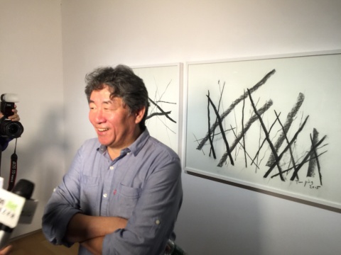 艺术家谭平在展览现场接受媒体采访
