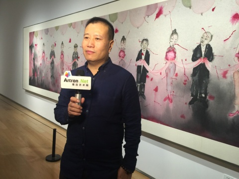 艺术家刘庆和在展览现场接受媒体采访
