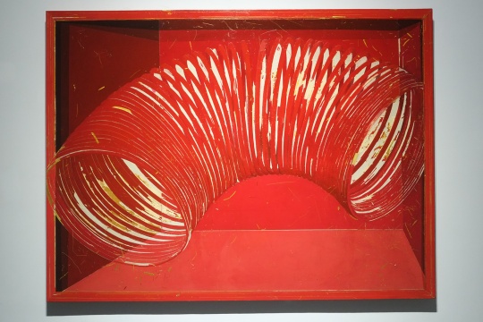 冷光敏  《红色内部的弹簧》   150×200cm   布面综合材料   2015
