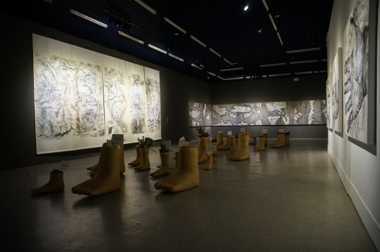 竹编装置与地图作品在展览空间中相对，呈现了计划之间的渗透性
