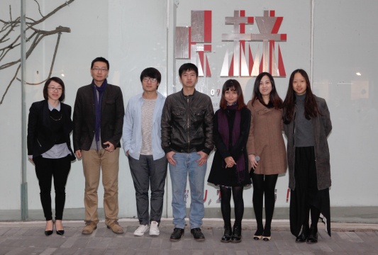 从左至右为：今日美术馆学术及展览副馆长晏燕、青年艺术家蔡剑超、苏北、曾鹏飞、以及今日橱窗管家和主持人
