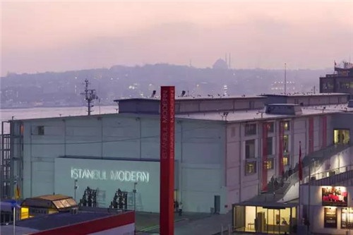 本届伊斯坦布尔双年展展览场地之一，伊斯坦布尔现代美术馆（Istanbul Modern Art Museum）（图片来源：flashartonline.com）
