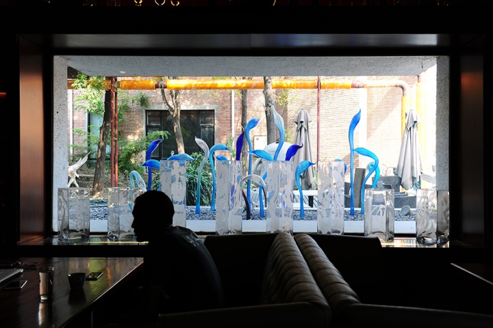 餐厅室外“生长”中的玻璃雕塑
