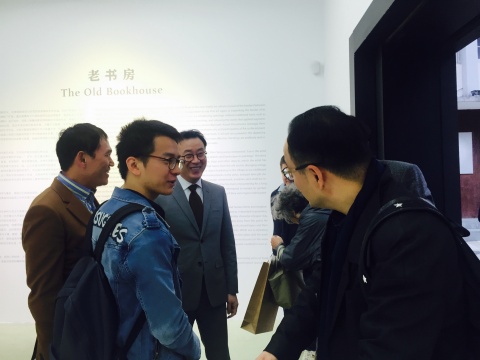 艺术家李辰龙（左3）在开幕现场与嘉宾交流
