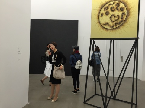 杨心广 2015年新作《无题（冥王星）》 材质为铝塑板、铁
