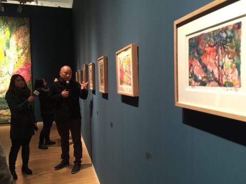 展览现场，尹朝阳向观众介绍自己的水彩作品
