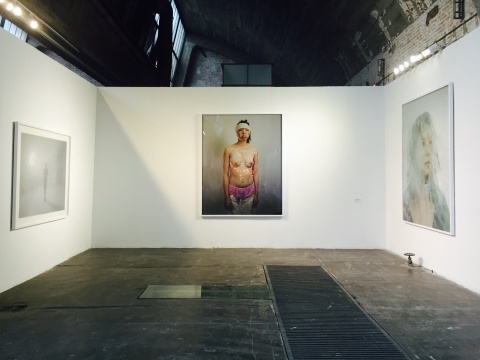 韩国艺术家权纯宽创作于2013年的作品，中间位作品为《A Woman》 
