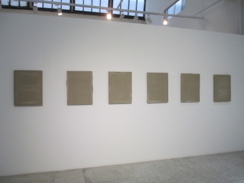 作品《现前》（The Opening Up，砂纸、布），1975年在巴黎双年展上展示过