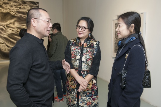 艺术家陈琦、艾米李画廊负责人李颖、玉衡艺术中心负责人文君在展厅现场交流