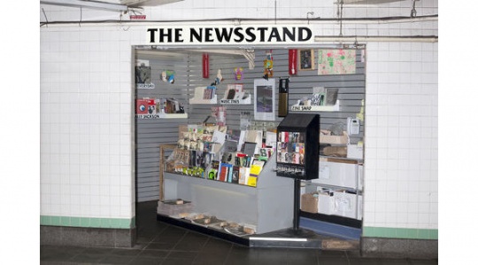 报摊（The Newsstand），混合媒介装置，2013-2014，©Lele Saveri
