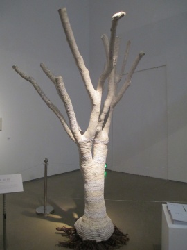 《生命树》高约268cm 宽约143cm 综合材料 2015