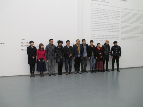 蜂巢当代艺术中心三位青年艺术家刘可、袁泽强、龚辰宇个展开幕现场嘉宾及艺术家合影
