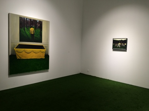艺术家袁泽强在现场小空间铺设了绿色草皮地毯
