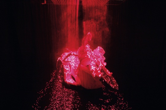 李晖《消失的灵魂》 尺寸可变  烟雾、激光、金属  2008  版数 1/3   成交价：80.5万元
