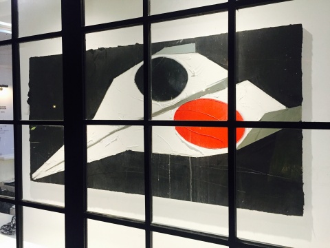 从画廊外面的橱窗看这件“战斗机”的作品 《Aero》 布面油画 190 x 130 cm 2015
