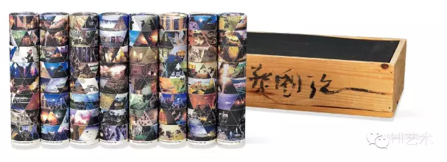 Lot 5631 蔡国强 《万花筒——时光隧道》 52×32×13cm×8 装置17/30 2001 估价:20至30万元
Lot 5631 蔡国强 《万花筒——时光隧道》 52×32×13cm×8 装置17/30 2001 估价:20至30万元