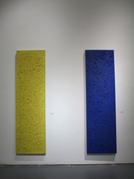 现场作品，右边为《撕开的蓝色》 244×69cm 2015