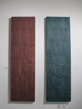 《十八本棕色“美术报”》 244×69cm 2015、《二十二本绿了的书》 244×69cm 2015