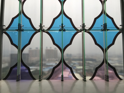 “开放的实验室——中日园林”项目，郑国谷的《单晶园》将园林里窗户化作贴纸，将整个空间笼罩起来，人们透过这些半透明的贴纸可以看见室外模糊的景象