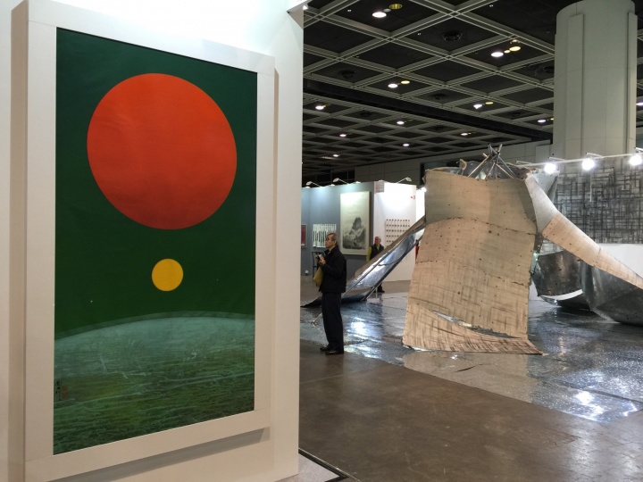 世界画廊在本届博览会推出“现代水墨之父”刘国松个展，艺术家为本届博览会创作了全新作品《日月竞辉》
