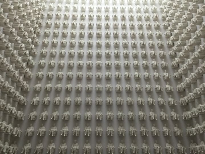 “上世纪”个展中的2015新作《座无虚席》，墙面
