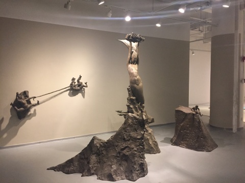 梁硕《女娲创业园》的青铜雕塑将神话概念进行消解
