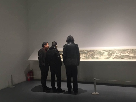 左起：艺术家卢昊、魏光庆、王广义在现场观看作品

