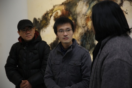 八零后艺术家吴耀东（中）在展览现场
