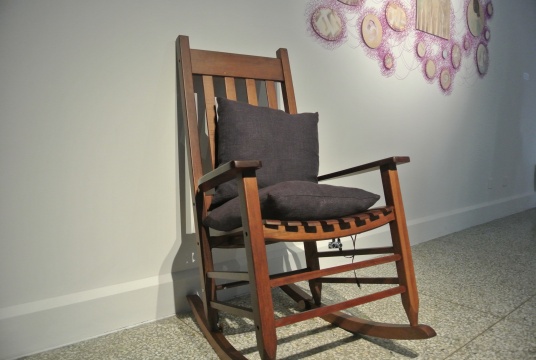 《害羞的椅子》116×52×50cm 实木摇椅，超声波感应器，
电路板编程 2015
