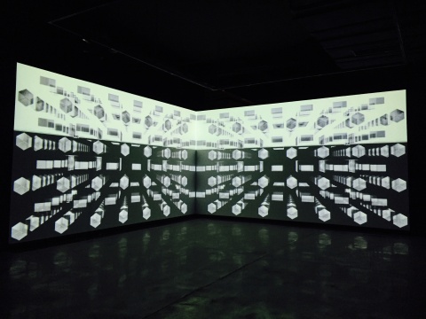 苗晶2014年声音影像视听装置作品《无限》，占据两面展墙空间
