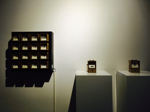 成都当地艺术家吴晓非2015年作品《十六宫格》，观众可触摸开关，随即木盒中纸面迅速翻动，别开生面的“动画”作品，发到朋友圈，点赞太多之外，更多是询问出自哪位艺术家之手
