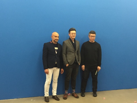 左起：拉瑞斯·弗洛乔(Larys Frogier)、策展人李棋、艺术家张奕满
