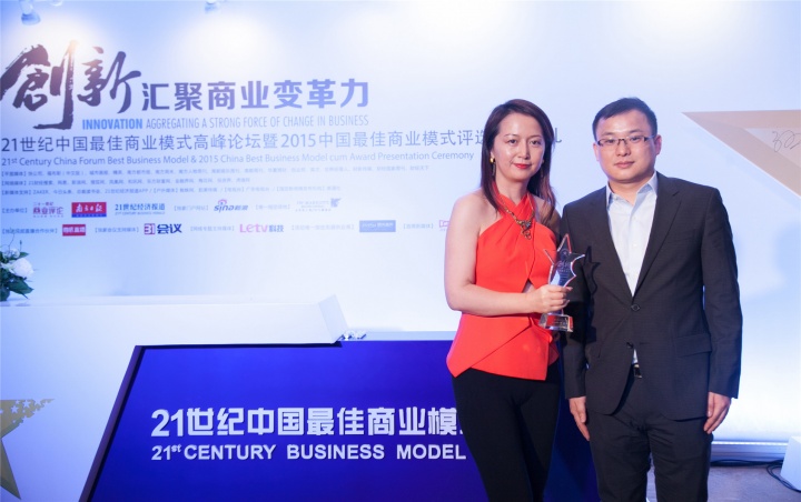 Artpollo阿波罗艺术网董事长郝友与《21世纪商业评论》副主编陈晓平合影
Artpollo阿波罗艺术网董事长郝友与《21世纪商业评论》副主编陈晓平合影