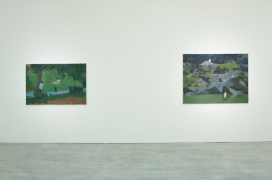 偷窥系列，是艺术家对画面中形和空间关系的不同表达，左边一张在平面上寻求纵向空间关系，而右边的一张则是在封闭平面空间中寻求上下关系。