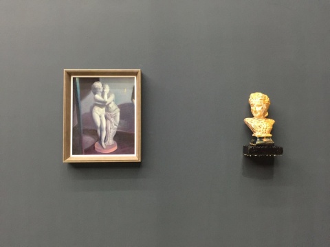 左：《爱》 40×50cm  布面油画  2016

右：《金色系列：义乌制造》  20.2×13.2×38cm  陶瓷雕像、水泥底座  2016

