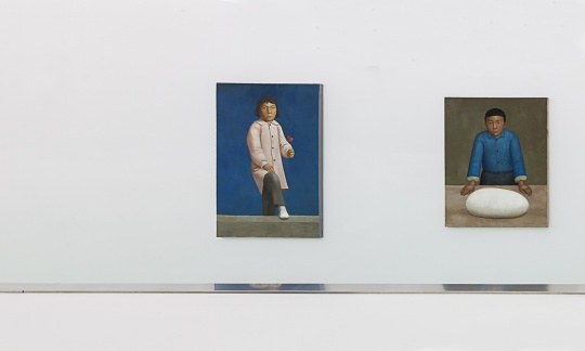段建伟 《少女》 160 x 110cm  布面丙烯 2012（左）

段建伟  《面》 135 x 110cm 布面丙烯  2015（右）
