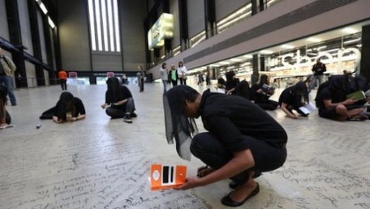 2015年6月13日抗议者在泰特现代美术馆（Tate Modern）进行25小时的“文本干预”行动（textual intervention），以反对英国石油公司（BP）的赞助

