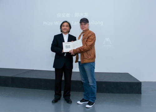 新闻发布会最后，上海大学美术学院院长、教授汪大伟向艺术家颁发收藏证书，宣布收藏艺术家获奖作品《基本工具》
