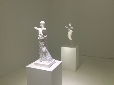 《两个雕塑》 35×28×80cm×2 石膏 2016
